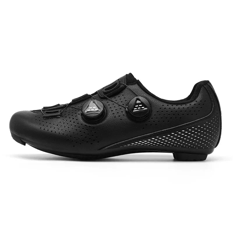 Unisex cykelskor på foten. Lätta och sportiga, perfekta för MTB, landsväg och fritidscykling under sommaren.