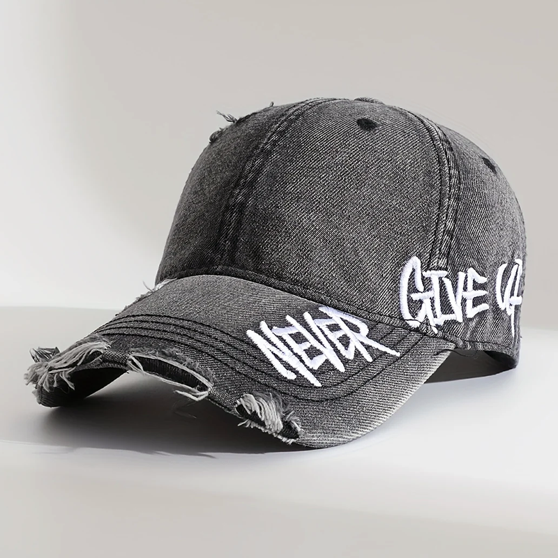 Distressed denimkeps, unisex vardagsaccessoar. Broderad design för en cool och avslappnad streetwear-stil.