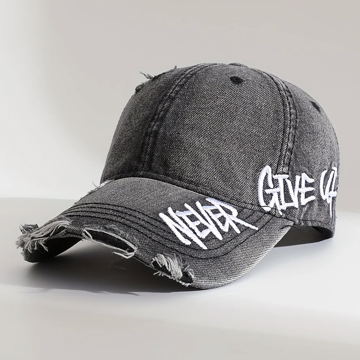 Distressed denimkeps, unisex vardagsaccessoar. Broderad design för en cool och avslappnad streetwear-stil.