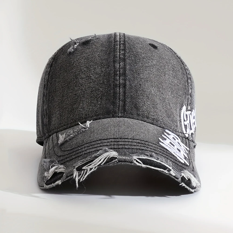 Snygg unisex basebollkeps i distressed denim. Broderad keps, perfekt för både vardag och streetwear.