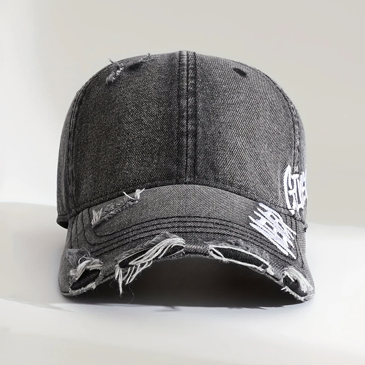 Snygg unisex basebollkeps i distressed denim. Broderad keps, perfekt för både vardag och streetwear.
