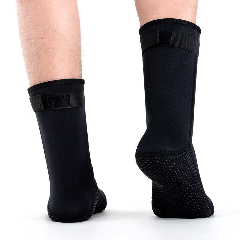 Bekväma dyksockor för herr och dam som skyddar fötterna vid dykning, snorkling och strandaktiviteter.
