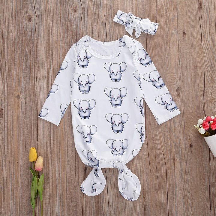 Detaljbild av elefantmotiv på unisex sovsäck för baby, 0-6 månader, organisk bomull.