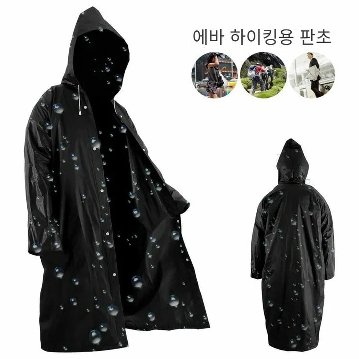 Person bär en unisex vattentät regnponcho i EVA under en regnig vandring. Regnskydd för alla.