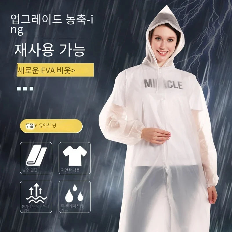 Detaljbild på vattentätt EVA-material i en fällbar regnponcho. Hållbart regnskydd unisex.