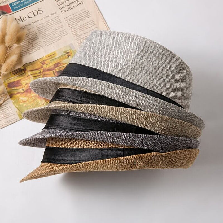 Unisex fedora halmhatt modell, presenterad på en docka, framhäver dess form och stil.