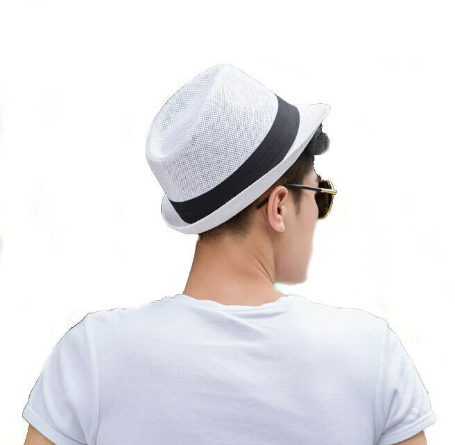 Unisex fedora halmhatt som solskydd, på en uteservering, casual och praktisk.