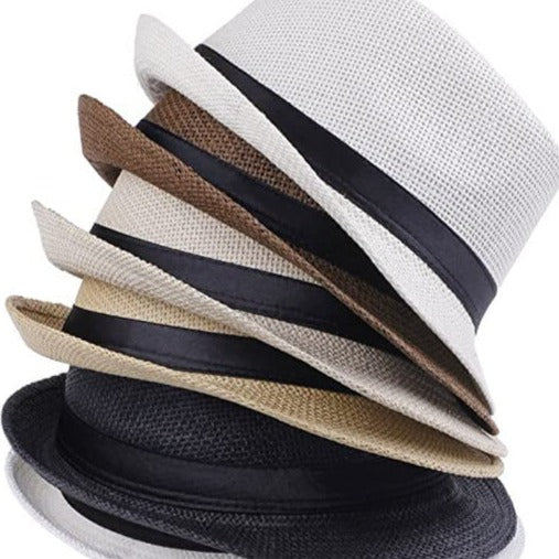 Unisex strandhatt i fedoramodell, sommaraccessoar mot bakgrund av blått hav.