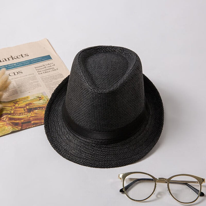 Detaljbild av bandet på den unisex fedora halmhatten, ger en touch av elegans.