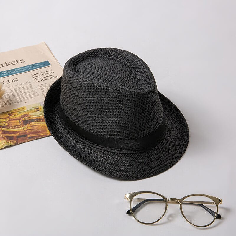 Unisex fedora halmhatt, stilren och funktionell för soliga äventyr och strandaktiviteter.