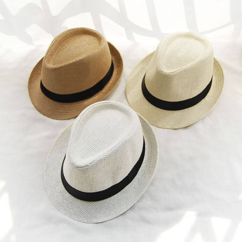 Närbild på den flätade strukturen i den unisex fedora halmhatten, kvalitetshantverk.