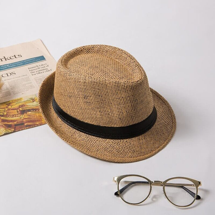 En unisex fedora halmhatt som en viktig sommaraccessoar, kompletterar stilen.