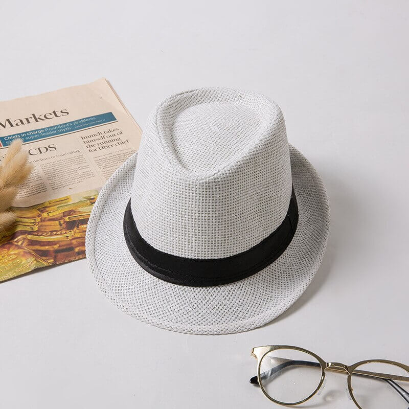 Unisex fedora halmhatt vid poolkanten, redo att erbjuda solskydd och stil i solen.