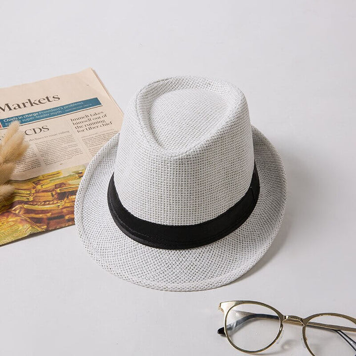 Unisex fedora halmhatt vid poolkanten, redo att erbjuda solskydd och stil i solen.