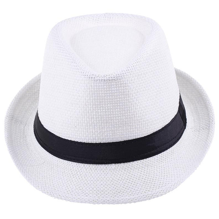 Unisex sommarhatt, fedoramodell, med ett diskret svart band, sidovy, klassisk design.
