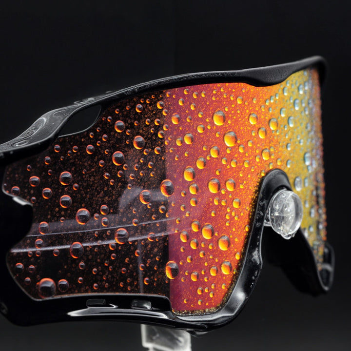 Fotokromatiska sportsolglasögon från sidan, visar aerodynamisk design, passar män och kvinnor.