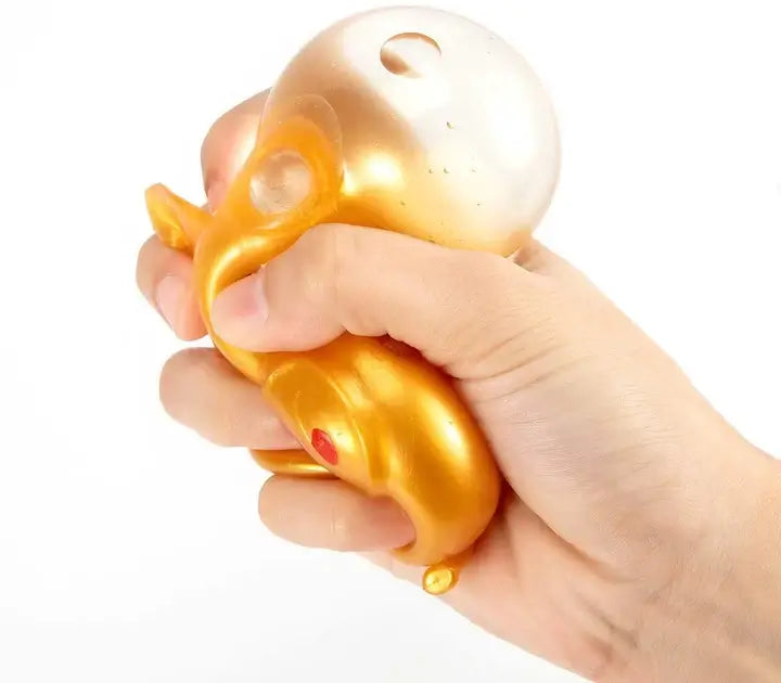 Detaljbild av grisens ansikte på splatbollen, highlighting den gulliga designen, barns present.
