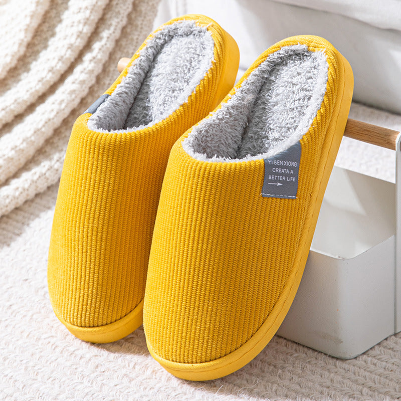 Unisex-toffelns insida med mjukt foder, designad för värme och mysighet under vintern.