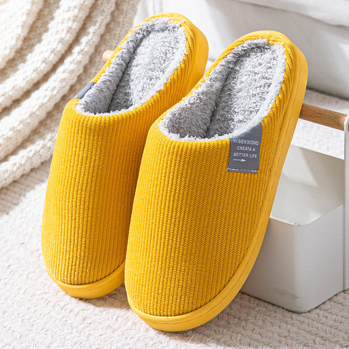 Unisex-toffelns insida med mjukt foder, designad för värme och mysighet under vintern.
