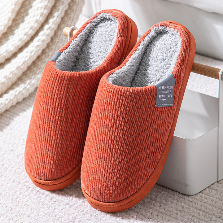 Närbild på textur och material av de termiska unisex-tofflorna med mjuk botten