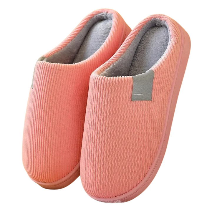 Närbild på mjuka, termiska unisex-tofflor med räfflad sula för vinterbruk, halkfria.