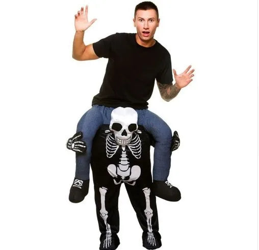 Denna roliga Halloweenkostym med bärillusion skapar skratt på temafesten för barn och vuxna.