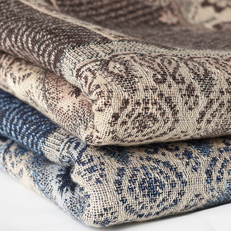 Stilren unisex scarf i blått och brunt med jacquardmönster, en elegant accessoar som lyfter din vinterlook.