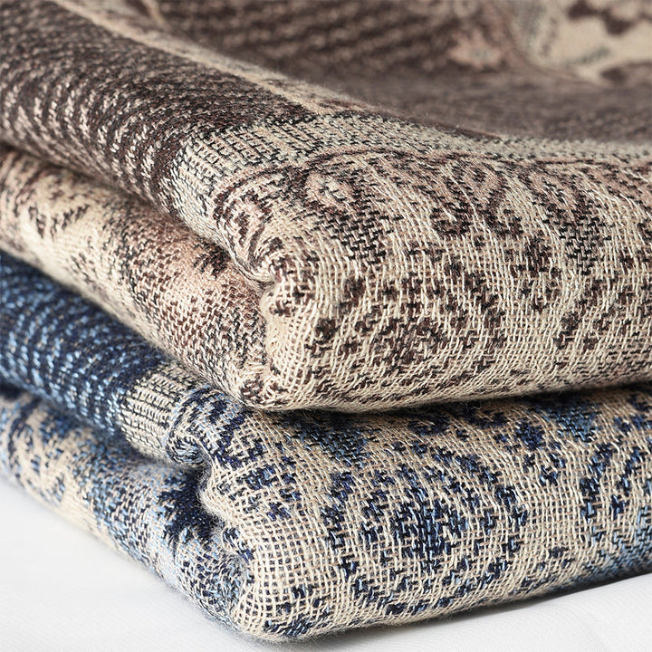 Stilren unisex scarf i blått och brunt med jacquardmönster, en elegant accessoar som lyfter din vinterlook.