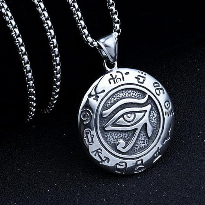 Närbild på detaljerat Horus öga hängsmycke i rostfritt stål, glänsande egyptisk symbolik.