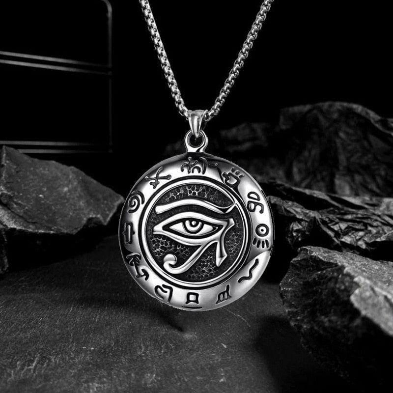 En modell bär unisex Horus öga halsband, accentuerar dess elegans och design.