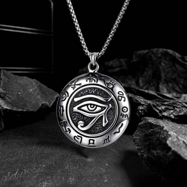 En modell bär unisex Horus öga halsband, accentuerar dess elegans och design.