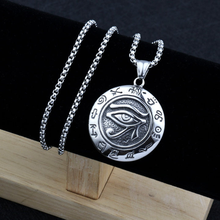 Mystiskt Horus öga smycke, en kraftfull egyptisk symbol för skydd, visdom och god hälsa.
