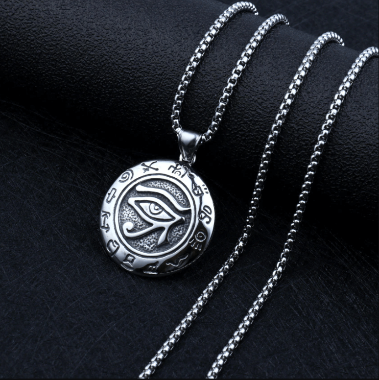 Inspirerat av egyptisk mytologi: Horus öga halsband i stål för skydd, hälsa och insikt.