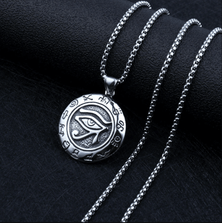Inspirerat av egyptisk mytologi: Horus öga halsband i stål för skydd, hälsa och insikt.