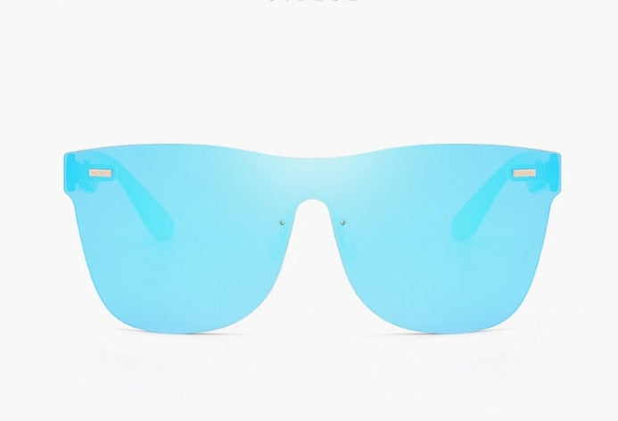 Trendiga unisex solglasögon, modell Infinity, med speglade linser som ger fullt UV-skydd.