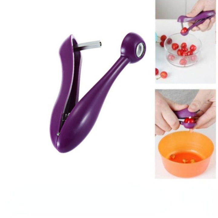 Ergonomisk körsbärskärnare i handen, demonstrerar hur enkel den är att använda för matlagning och bakning.