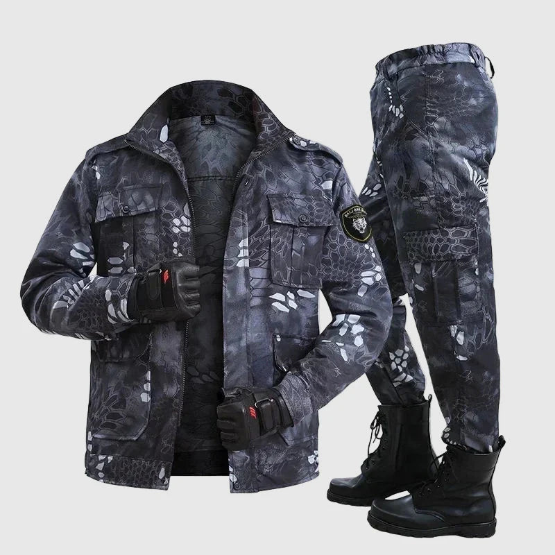 Detaljbild av kamouflageutrustning, ett slitstarkt & vattentätt unisex utomhusset perfekt för camping & friluftsliv.