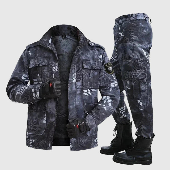 Detaljbild av kamouflageutrustning, ett slitstarkt & vattentätt unisex utomhusset perfekt för camping & friluftsliv.