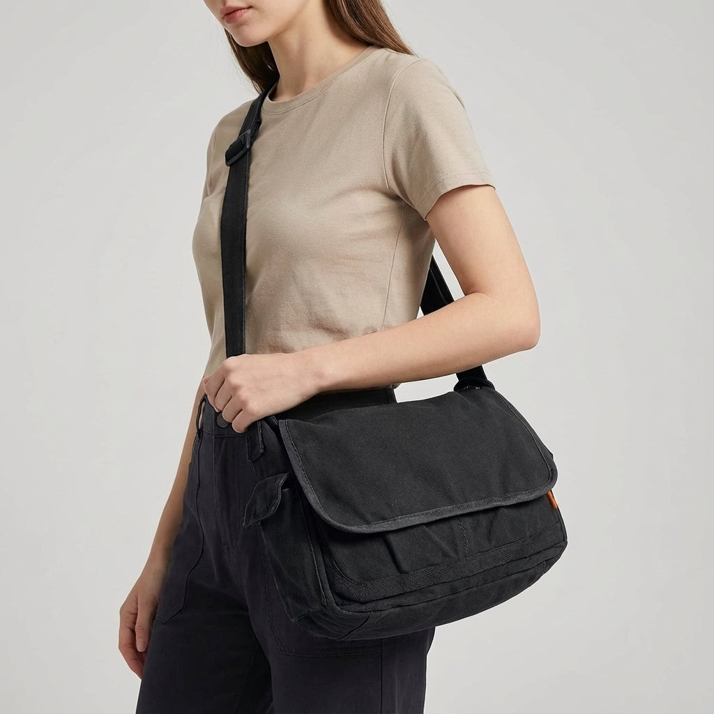 Slitstark vintage-inspirerad unisex canvasväska. Klassisk messenger-stil, idealisk som skol- eller arbetsväska.