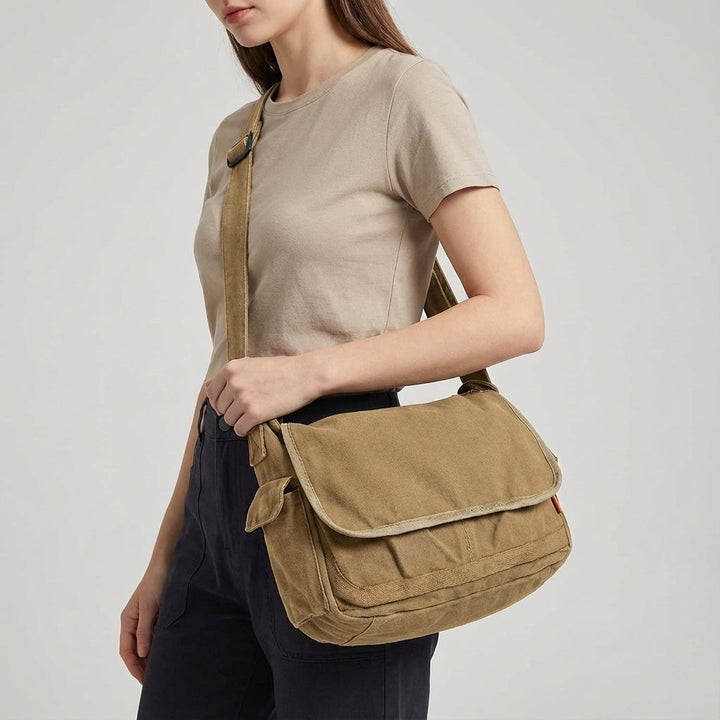 Tidlös unisex canvas axelväska i vit. Mångsidig vintage messenger bag som passar både män och kvinnor dagligen.