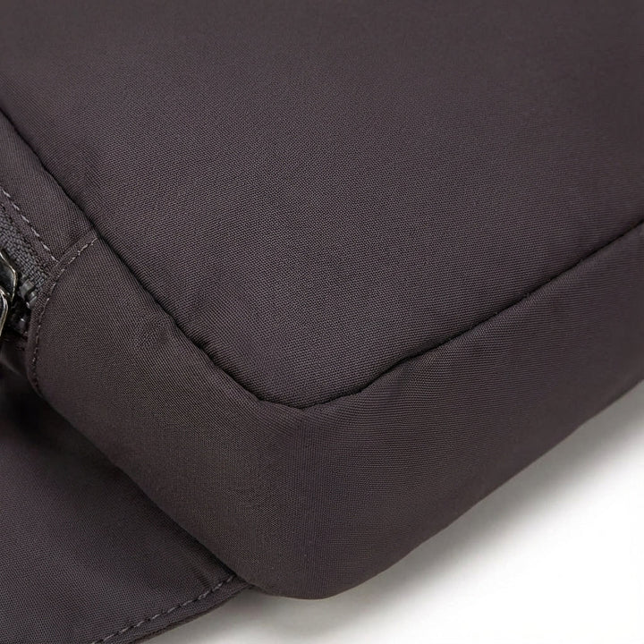 Kompakt unisex bälteväska i slitstark nylon. Idealisk för daglig användning.