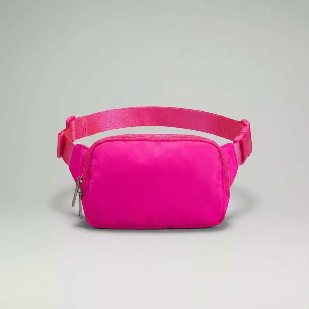 Unisex bälteväska i tålig nylon, designad för komfort och enkel tillgång.