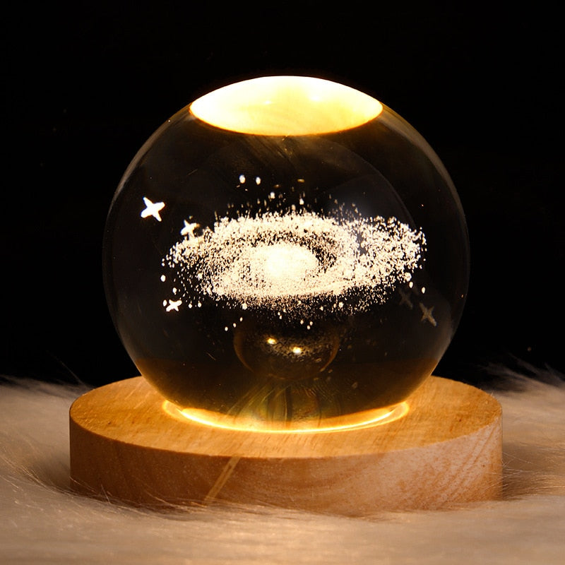 Kristallkula LED Nattlampa, presenterar ett galaxmönster som belyser väggen diskret.