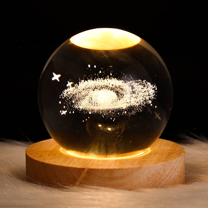 Kristallkula LED Nattlampa, presenterar ett galaxmönster som belyser väggen diskret.