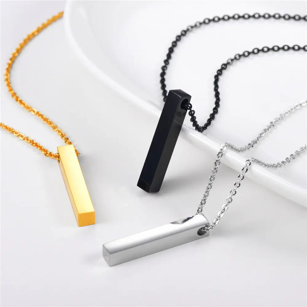 Modernt silverfärgat kubhalsband i rostfritt stål för unisex. Edgy smycke, perfekt present.