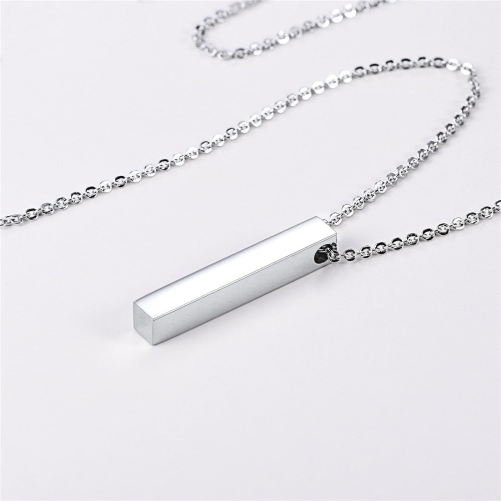 Slitstarkt unisex halsband i rostfritt stål med hängande kub. Modern design, minimalistiskt smycke.