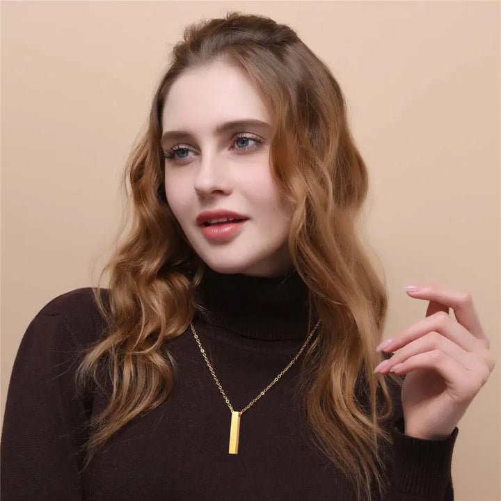 Edgy hängande kubhalsband i rostfritt stål för unisex. Modern accessoar, minimalistisk stil.