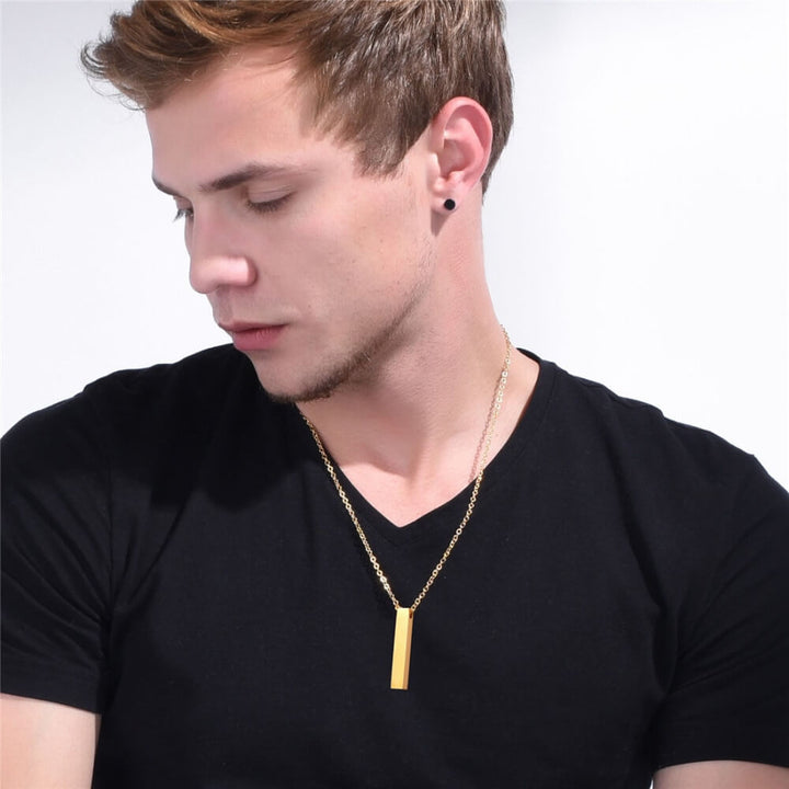 Elegant unisex halsband med kub i rostfritt stål. Finns i guld, silver, svart. Modern, minimalistisk.