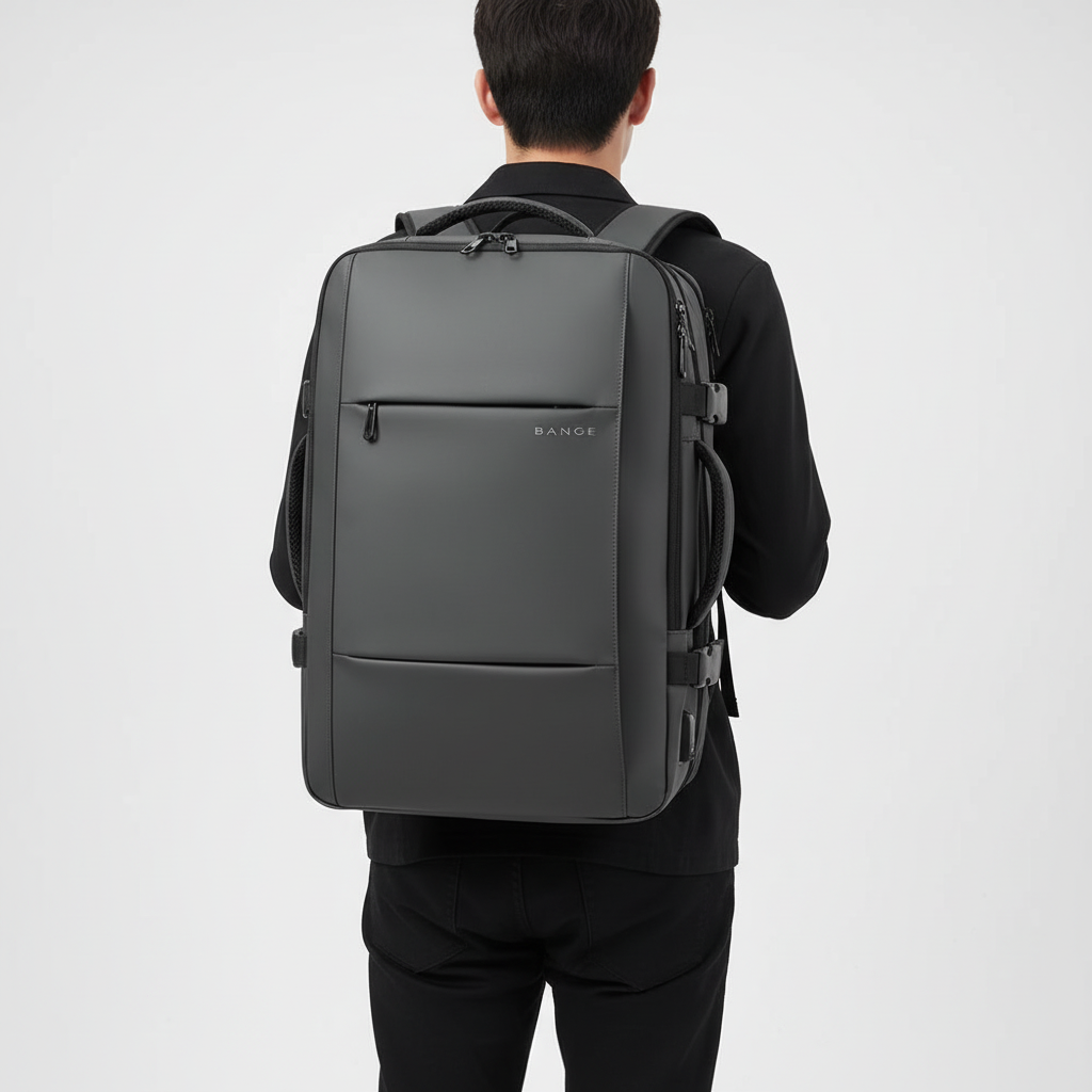 Elegant svart laptopryggsäck unisex, med USB-laddning och fack för 15-tums dator.