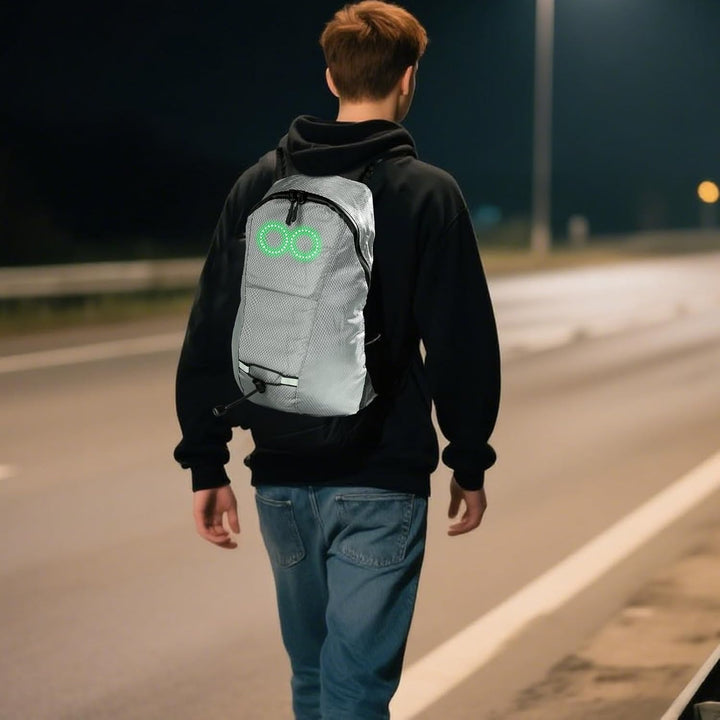 Vattentät reseryggsäck med dynamisk LED-skärm, perfekt för pendlare och cyklister i mörker.